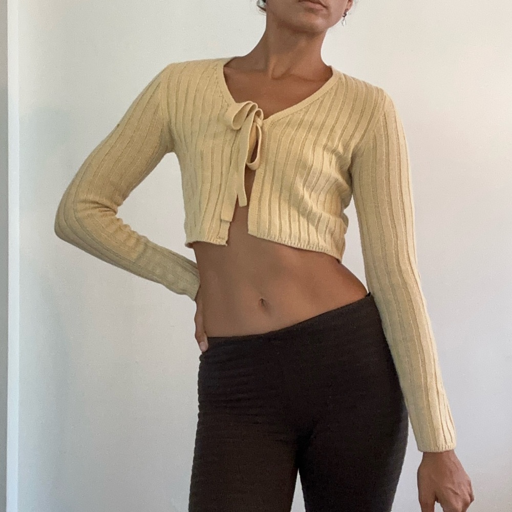 Chic Beige Ribbed Crop Cardigan - Picture 2 of 4